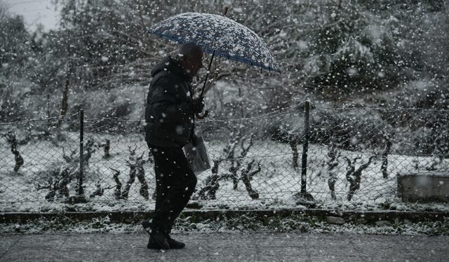 Καιρός: Ο χιονιάς “χτυπά” την Αττική – Διακοπή κυκλοφορίας στην Πάρνηθα