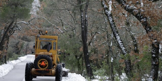 Διακοπή κυκλοφορίας στη λεωφόρο Πάρνηθος λόγω χιονόπτωσης – Πού χρειάζονται αλυσίδες