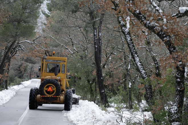 Κακοκαιρία: Χιόνισε στην Πάρνηθα – Διακοπή κυκλοφορίας
