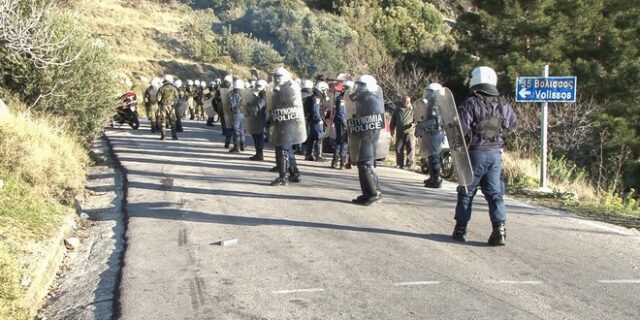 Αναβρασμός σε Λέσβο και Χίο: Κάτοικοι και ΜΑΤ στα οικόπεδα που θα γίνουν οι νέες δομές