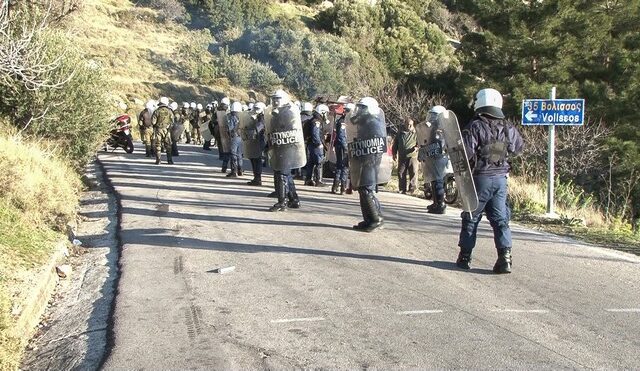 Αναβρασμός σε Λέσβο και Χίο: Κάτοικοι και ΜΑΤ στα οικόπεδα που θα γίνουν οι νέες δομές