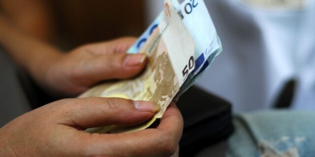 Δώρο Χριστουγέννων: “Υβριδικό” και ψαλιδισμένο για τους πληττόμενους του ιδιωτικού τομέα