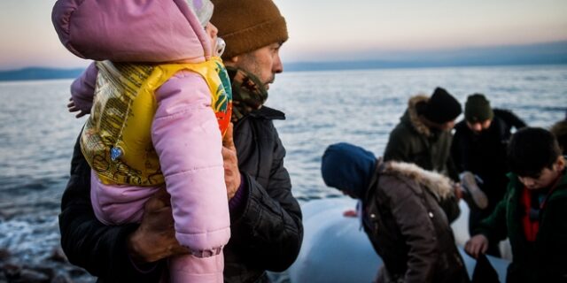 Τραγωδία στη Μυτιλήνη: Ένα παιδί ανασύρθηκε νεκρό από το ναυάγιο με πρόσφυγες