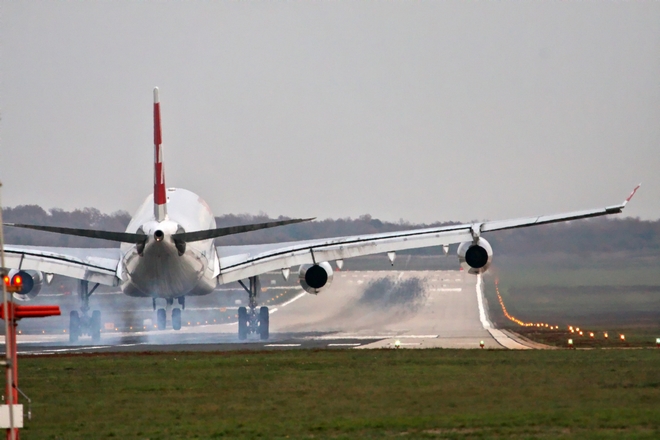 Κορονοϊός: Έβηξε επιβάτης, προσγειώθηκε το αεροσκάφος