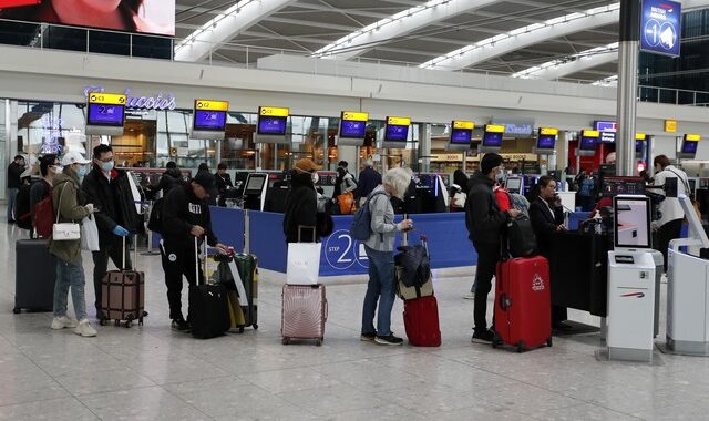 Κορονοϊός: Δεκάδες Έλληνες φοιτητές εγκλωβισμένοι στο αεροδρόμιο του Λονδίνου