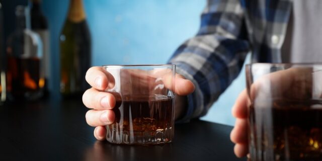 Γροιλανδία: Απαγορεύει το αλκοόλ για να μειώσει τη βία όσο οι πολίτες μένουν σπίτι