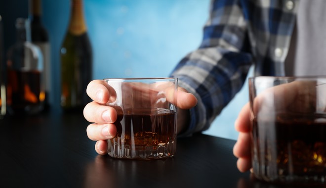 Γροιλανδία: Απαγορεύει το αλκοόλ για να μειώσει τη βία όσο οι πολίτες μένουν σπίτι
