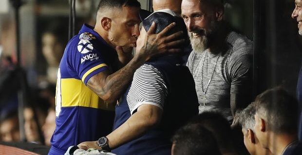 Τρελαμένος ο Τέβες, φίλησε στο στόμα τον Μαραντόνα!