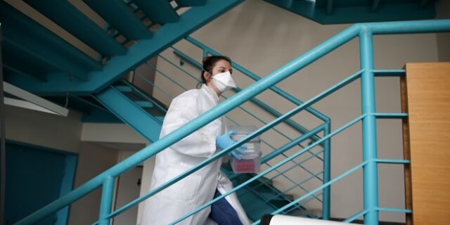 Κορονοϊός-Γαλλία: Ακόμη 112 νεκροί, μεταξύ τους ο πρώτος νοσοκομειακός γιατρός