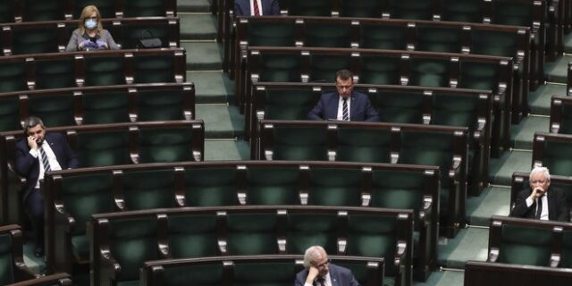 Κορονοϊός-Πολωνία: Η αντιπολίτευση καλεί τους ψηφοφόρους να μποϊκοτάρουν τις προεδρικές εκλογές