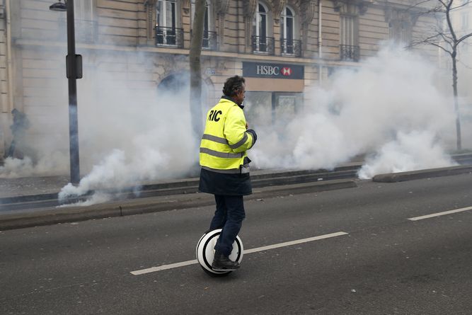 Τα Κίτρινα Γιλέκα αψηφούν τον κορονοϊό – Η αστυνομία κλείνει το κέντρο του Παρισιού