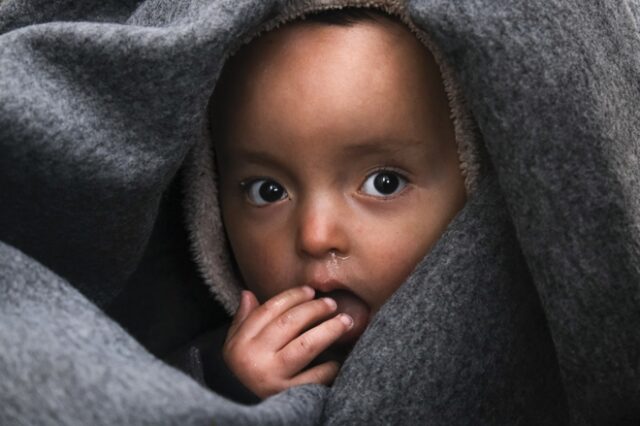 Αλτρουισμός από κούνια: Μωρά ενάμισι έτους μοιράζονται το φαγητό τους