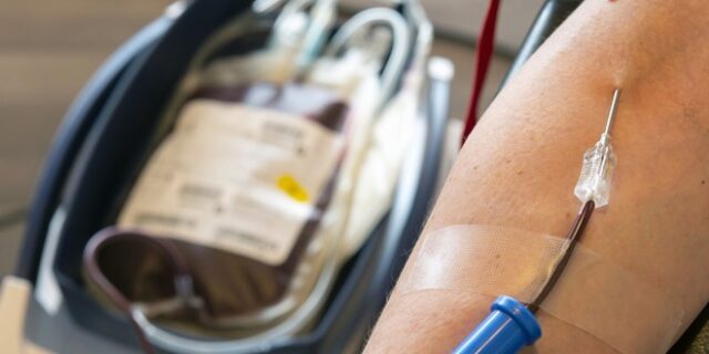 Χανιά: Μετέτρεψαν αίθουσα θεάτρου σε κέντρο αιμοδοσίας