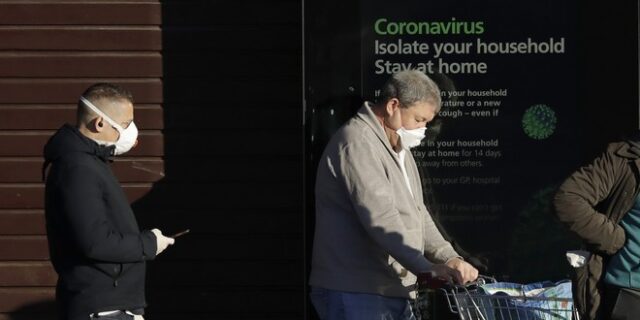 Βρετανία: Ο Κάμινγκς διαψεύδει ότι είπε “Τι να γίνει κι αν πεθάνουν κάποιοι συνταξιούχοι”