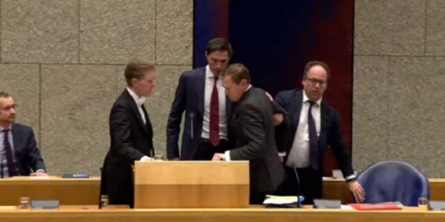 Ολλανδία: Υπουργός κατέρρευσε κατά τη διάρκεια συνεδρίασης για τον κορονοϊό