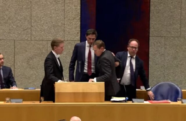 Ολλανδία: Υπουργός κατέρρευσε κατά τη διάρκεια συνεδρίασης για τον κορονοϊό
