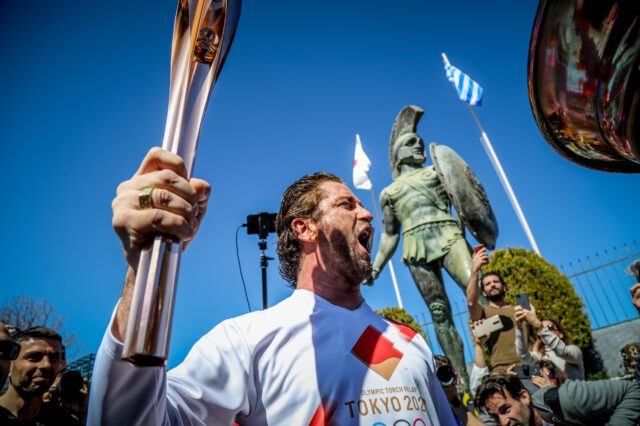 Gerard Butler: Έτρεξε με την Ολυμπιακή Φλόγα και φώναξε “This is Sparta”