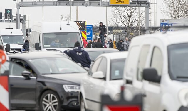 Αυστρία: Ουρές αυτοκινήτων 30 χλμ στα αυστροουγγρικά σύνορα που έχουν κλείσει