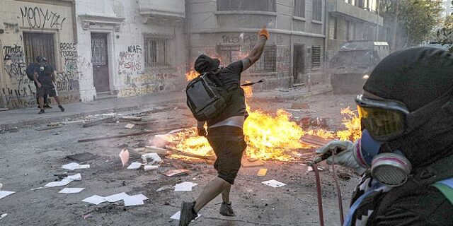 Χιλή: Σοβαρά επεισόδια στο Σαντιάγο, αναζωπυρώνεται η ένταση
