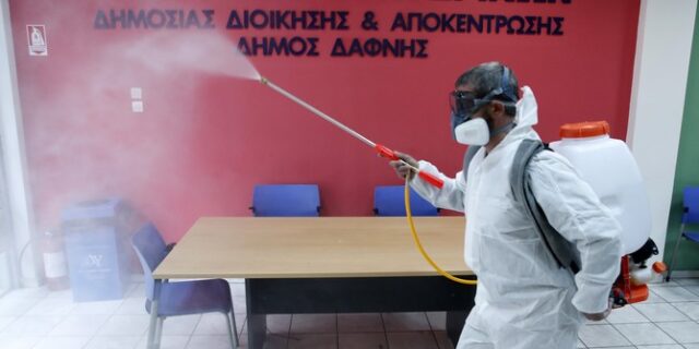 Κορονοϊός: Ένας στους τρεις πιστεύει πως μας κρύβουν το εμβόλιο και δεν κολλάει με τη Θεία Κοινωνία