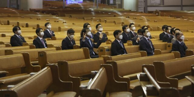 Κοροναϊός: Η Σεούλ υπέβαλε μήνυση για ανθρωποκτονία εναντίον αίρεσης