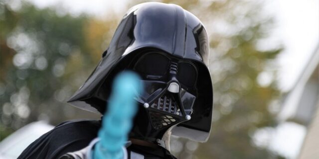 Κορονοϊός: Χανιά – Φόρεσε στολή Darth Vader για να πάει σούπερ μάρκετ