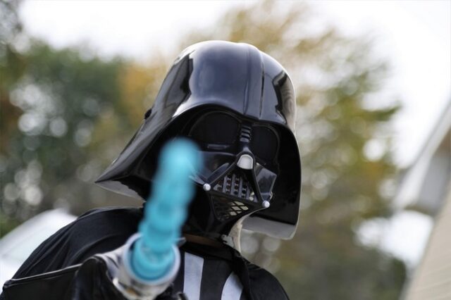 Κορονοϊός: Χανιά – Φόρεσε στολή Darth Vader για να πάει σούπερ μάρκετ