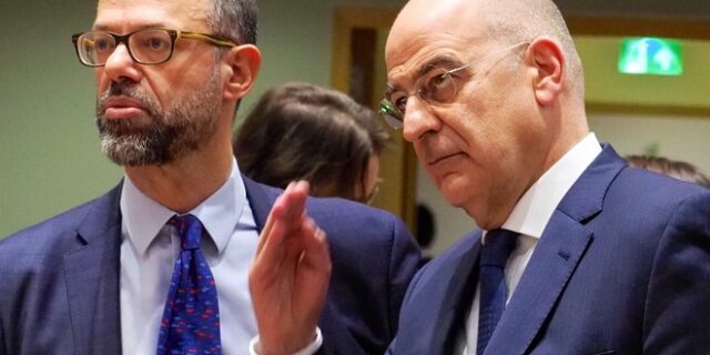 Δένδιας: Ενορχηστρωμένη από την Τουρκία η μετακίνηση μεταναστών