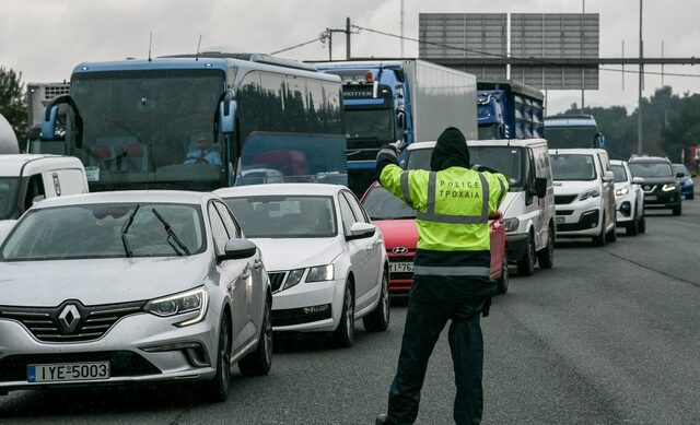 Σενάρια απαγόρευσης εξόδου από την Αθήνα το Πάσχα