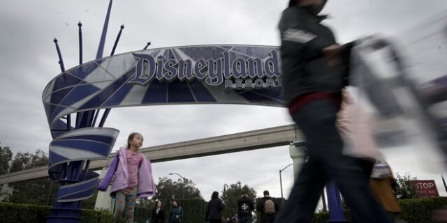 Με μάσκες και μέτρα κοινωνικής αποστασιοποίησης άνοιξε η Ντίσνεϊλαντ