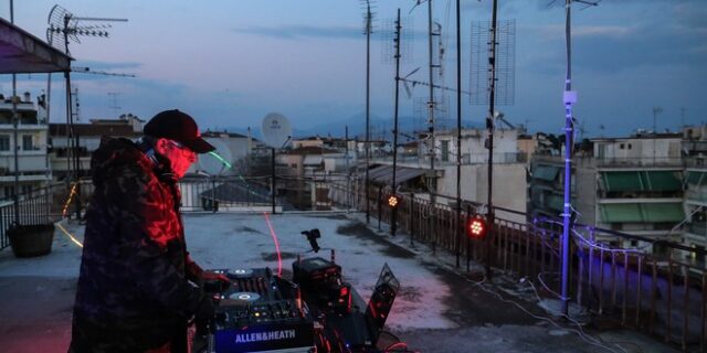 Κορονοϊός: Dj στη Λάρισα έπαιξε live μουσική από την ταράτσα του