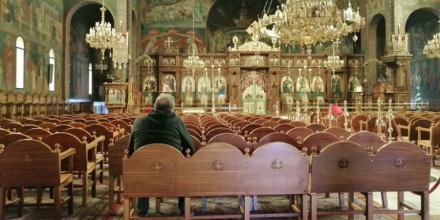 Κορονοϊός: Τηρούνται τα μέτρα στις εκκλησίες – Λίγοι πολίτες για ατομική προσευχή