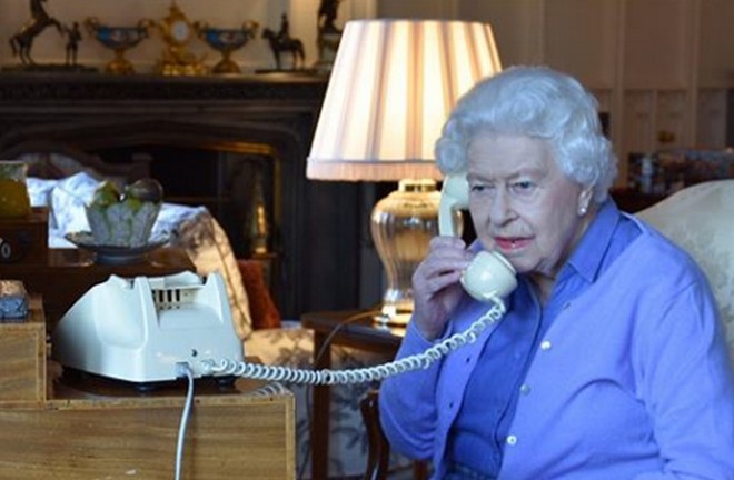 Βρετανία: Δια τηλεφώνου η εβδομαδιαία διάσκεψη βασίλισσας Ελισάβετ – Τζόνσον