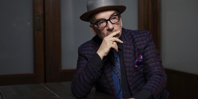 Με ένα τραγούδι, ο Elvis Costello στη μάχη κατά του κορονοϊού