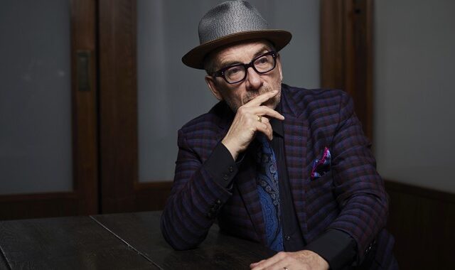 Με ένα τραγούδι, ο Elvis Costello στη μάχη κατά του κορονοϊού