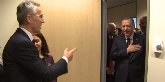 Ο Ερντογάν έκοψε τις χειραψίες λόγω κορονοϊού