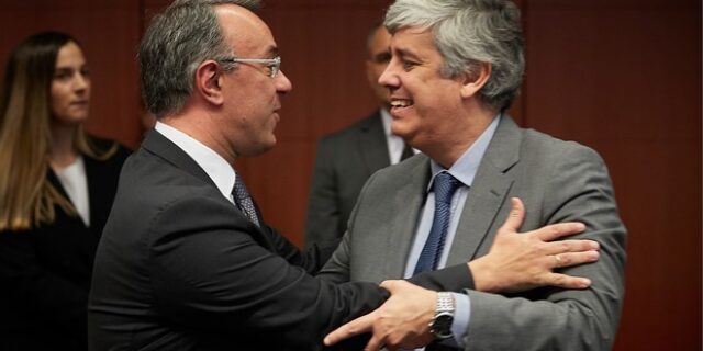 Το Eurogroup βγάζει τη θηλιά του πρωτογενούς πλεονάσματος από την Ελλάδα