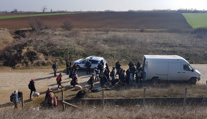 To News 24/7 στον Έβρο: Μετανάστες και πρόσφυγες περνούν τα σύνορα