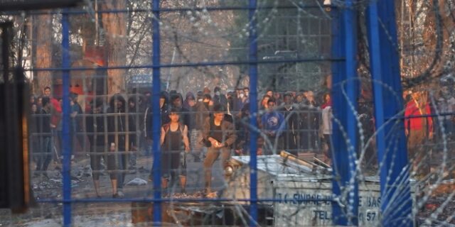 Νύχτα έντασης κατά μήκος του φράχτη στον Έβρο