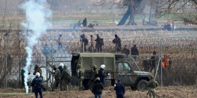 Νέες εντάσεις στον Έβρο – Μετανάστες ανάβουν φωτιές κατά μήκος του φράχτη