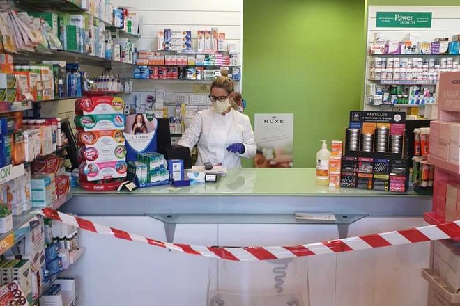 Κορονοϊός: Το πολύ δυο πελάτες μέσα στα φαρμακεία