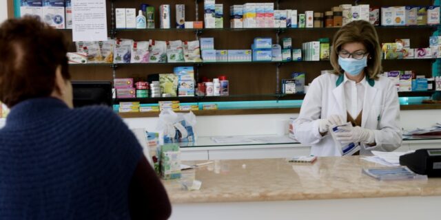 Σε “πόλεμο” γιατροί και φαρμακοποιοί για τη διάθεση φαρμάκων χωρίς συνταγή