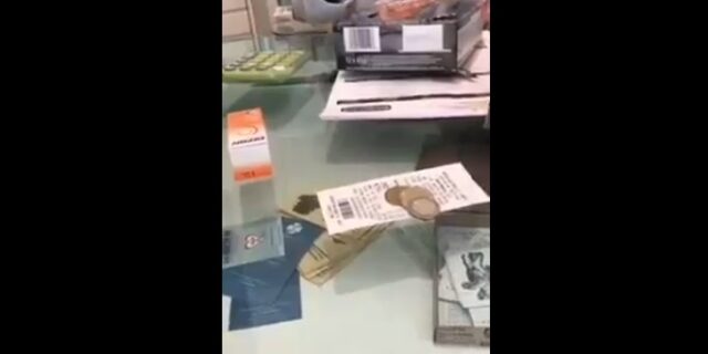 Δήθεν δημοσιογράφος προσβάλλει φαρμακοποιό – Το ελληνικό διαδίκτυο τον βάζει στη θέση του