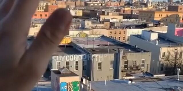 Τι κάνει ένας απεγνωσμένος εν μέσω κορονοϊού για να βγει ραντεβού