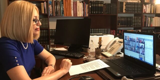 Γεννηματά: Η κυβέρνηση να δώσει τα 800 ευρώ και στους επιστήμονες
