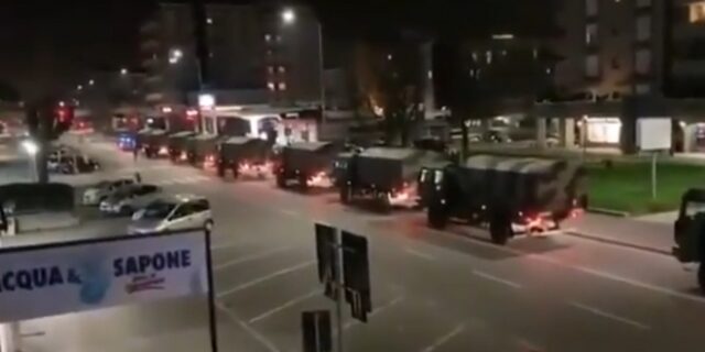 Κορονοϊός: Η Ιταλία μάς δείχνει γιατί να μείνουμε σπίτι – Κονβόι του στρατού μεταφέρει τους νεκρούς