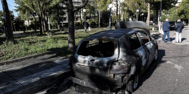 Γλυφάδα: Φωτιά σε πέντε αυτοκίνητα τα ξημερώματα