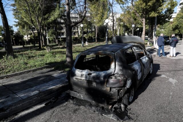 Γλυφάδα: Φωτιά σε πέντε αυτοκίνητα τα ξημερώματα