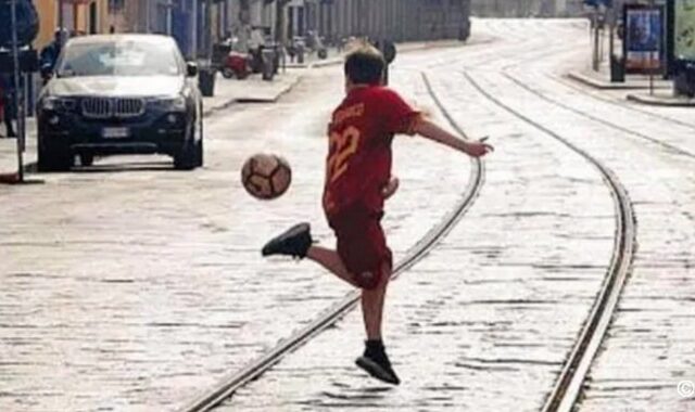 Κορονοϊός: Η εικόνα του παιδιού που παίζει μπάλα στο έρημο Μιλάνο και έγινε viral