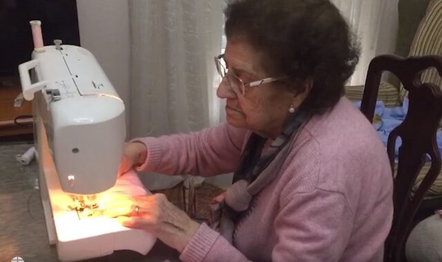 Κορονοϊός – Ισπανία: Μια 84χρονη ράβει καθημερινά μάσκες για να βοηθήσει τα νοσοκομεία